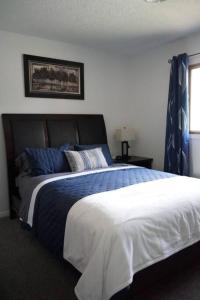 Postel nebo postele na pokoji v ubytování Centrally Located in Davenport