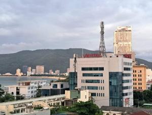 una ciudad con una torre en la parte superior de un edificio en GERBERA HOTEL, en Quy Nhon