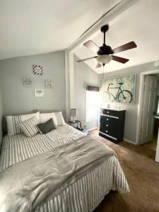 1 dormitorio con 1 cama y ventilador de techo en Quiet 1 Bedroom in Rock Island, IL., en Rock Island