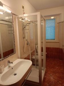 bagno con lavandino e doccia di Da Eolo - Appartamento al mare a Grottammare