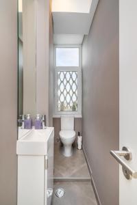 リスボンにあるWHome | 270º Panoramic View Premium Apartmentのバスルーム(トイレ付)、窓が備わります。