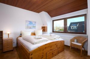 1 dormitorio con 1 cama grande y ventana en Wagner´s Residenz, en Heikendorf