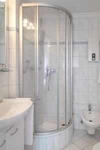 La salle de bains est pourvue d'une douche, d'un lavabo et de toilettes. dans l'établissement F32 13 Buhne 32, à Westerland
