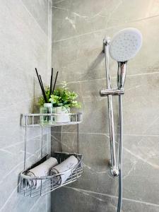 una doccia con due ripiani in bagno di SUNSHINE SUITS - BRAND NEW APARTMENTS a Msida