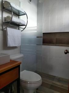 Koupelna v ubytování KC Hotel & Suites