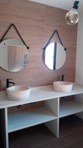 - Baño con 2 lavabos y 2 espejos en Casa rural el Retiro de Sancho, en Cózar
