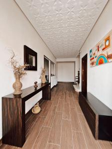 uma sala de estar com um tecto branco e pisos em madeira em Casa rural el Retiro de Sancho em Cózar