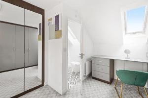 a bathroom with a desk and a green chair at Modern 4 Bedroom House with Parking Basildon in Laindon