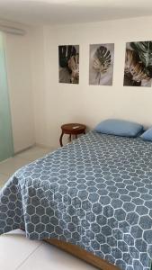 Charmoso Village Praiano في لورو دي فريتاس: غرفة نوم بسرير ازرق مع صور على الحائط
