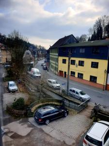 une voiture noire garée dans un parking à côté des bâtiments dans l'établissement La Vane, à Sonneberg