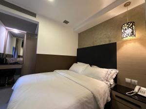 Uma cama ou camas num quarto em The Snooze Hotel at Bugis