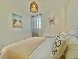 a bedroom with a large bed in a room at APPART'ICI 3 - Spacieux appartement F3 in Lunel-Viel