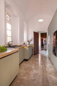 錫米的住宿－Emporio A Captivating 6-Bed Villa in Nimborio，厨房设有白色的墙壁和大台面