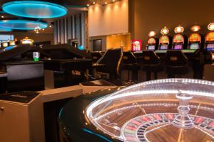 Un casino en el hotel o alrededores