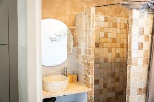 a bathroom with a sink and a mirror at Spacieux T2 au coeur de la Camargue - 10mn Plage in Salin-de-Giraud +8 photos