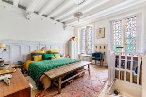 Schlafzimmer mit einem Bett und einem Tisch in der Unterkunft A spacious and very charming nest near Montmartre in Paris