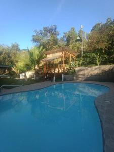 Der Swimmingpool an oder in der Nähe von Hermosa Casa de campo y piscina