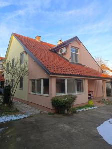 a house with a red roof at 塞尔维亚悦客之家民宿 in Belgrade