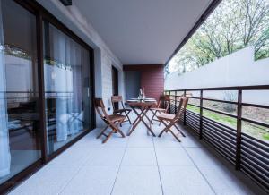 balkon ze stołem i krzesłami w obiekcie Le clos des chênes - terrasse et parking w mieście Castelnau-le-Lez +7 zdjęć