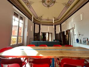 una sala conferenze con tavolo e sedie rosse di Frame Bologna a Bologna