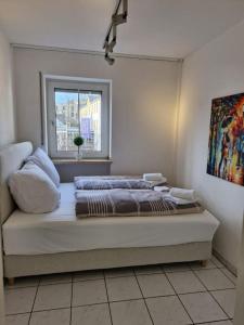 a large bed in a room with a window at Apartment mit Balkon, Küche & Waschmaschine an der WHU in Vallendar