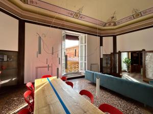 ボローニャにあるFrame Bolognaのテーブルと赤い椅子が備わるお部屋