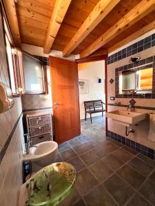 ein Bad mit einem Waschbecken und einem WC in der Unterkunft Casa Melina in Marina di Ragusa