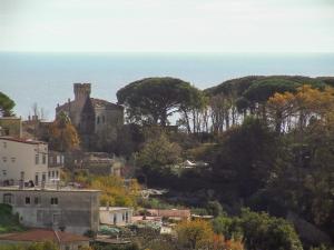 una ciudad en una colina con el océano en el fondo en Casa delle Campane en Scala