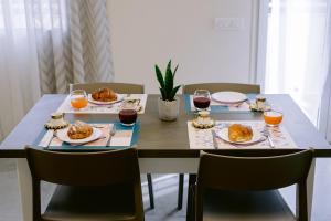 a table with plates of food and glasses of wine at Residenza La Boheme in Verona