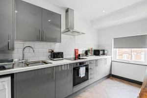 a kitchen with stainless steel appliances and a window at Wiverton Apt #5 - Central Location - Free Parking, Fast WiFi and Smart TV by Yoko Property in Nottingham