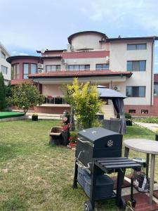 a grill in a yard in front of a building at Вила Фреди in Varna City