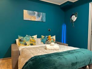 una camera blu con un grande letto con pareti blu di Suite Deluxe - Jacuzzi - Private Parking a Torino