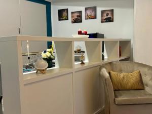 una estantería blanca con una silla en una habitación en Suite Deluxe - Jacuzzi - Private Parking en Turín