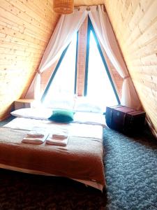 Tempat tidur dalam kamar di CARPATINA Rustic House