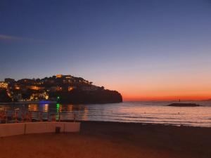 Blick auf den Strand bei Sonnenuntergang in der Unterkunft Appartamento "Maruzzella" in Agropoli