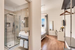 La salle de bains est pourvue d'une douche et d'un lavabo. dans l'établissement Napoli Great View B&B, à Naples