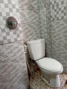 La salle de bains est pourvue d'une douche et de toilettes. dans l'établissement Wahyu Gili 1, à Gili Trawangan