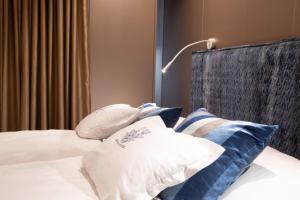 a bedroom with a bed with pillows on it at Der Turm Leiben Apartments in Leiben