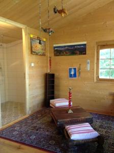 une chambre avec une table dans une cabane en bois dans l'établissement Le Paradis caché : Chalet Shangri-La, à Villennes-sur-Seine