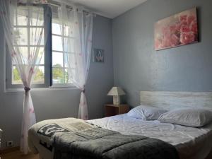 een slaapkamer met een bed en een raam bij Maison La Bernerie-en-Retz, 4 pièces, 6 personnes - FR-1-612-111 in La Bernerie-en-Retz