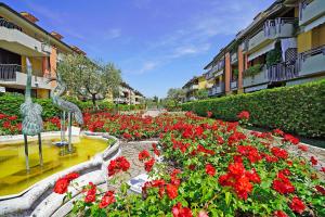 A garden outside Villaggio dei Fiori - Viola - Gardagate