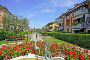 A garden outside Villaggio dei Fiori - Viola - Gardagate