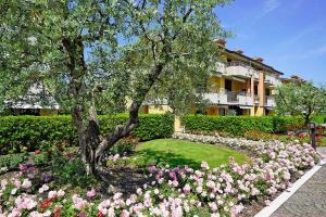 A garden outside Villaggio dei Fiori - Viola - Gardagate