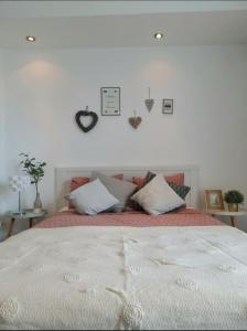 1 dormitorio con 1 cama con corazones en la pared en Studio Central Exer, en Bucarest