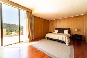 Postel nebo postele na pokoji v ubytování Casa de Silvares Fafe - Moradia Premium com piscina by House and People + 41 fotografií