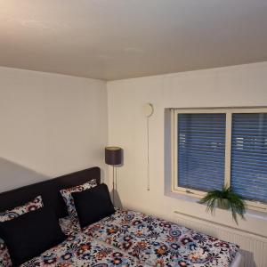Solace Apartment, Oslo Downtown في أوسلو: غرفة نوم بسرير ونافذة