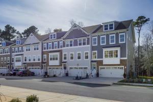 um grande edifício de apartamentos com muitas janelas em Townhome with 2 Decks 3 Mi to Ocean City Boardwalk em Berlin