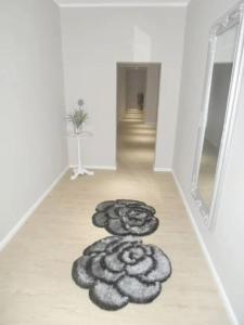 um corredor com um tapete no chão em Calla Apartment 3 em Wolfsburg