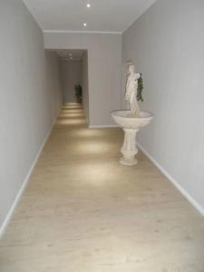 um corredor com uma estátua no meio de uma sala em Calla Apartment 3 em Wolfsburg