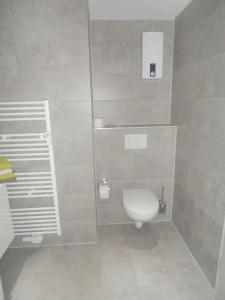 uma casa de banho com um WC branco numa cabina em Calla Apartment 3 em Wolfsburg